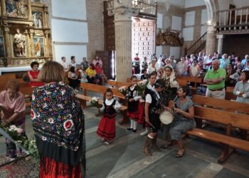 El Campo de Peñaranda honra a Nuestra Señora de la Asunción con una ofrenda floral que ha finalizado en el templo parroquial