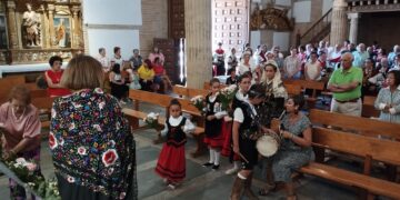 El Campo de Peñaranda honra a Nuestra Señora de la Asunción con una ofrenda floral que ha finalizado en el templo parroquial