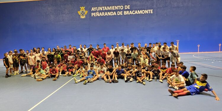 Paradinas Bar Quinto gana el torneo de las 32 horas de fútbol sala en Peñaranda tras vencer en la final a Construcciones Alfayate