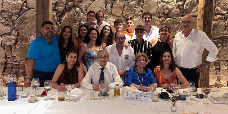 Gabriel y Visitación celebran sus 60 años de feliz matrimonio en una emotiva reunión rodeados de toda su familia