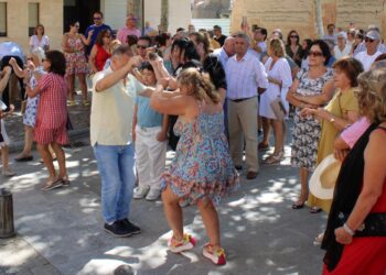 Huerta festeja a San Bartolo en el día grande de las fiestas con misa, procesión con jotas típicas y una invitación a sangría