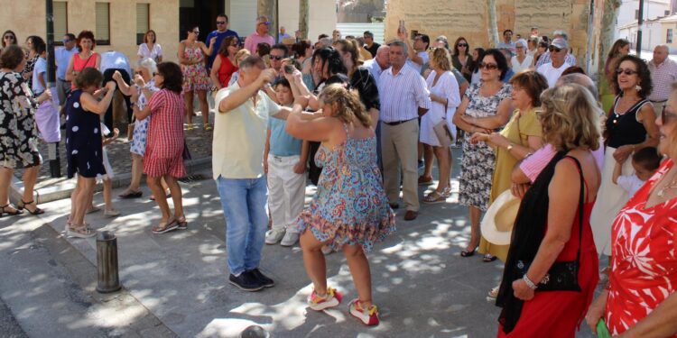Huerta festeja a San Bartolo en el día grande de las fiestas con misa, procesión con jotas típicas y una invitación a sangría