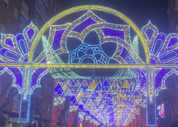 Peñaranda estrenará iluminación festiva en las Ferias y Fiestas de agosto con un nuevo arco decorativo en la plaza de la Constitución