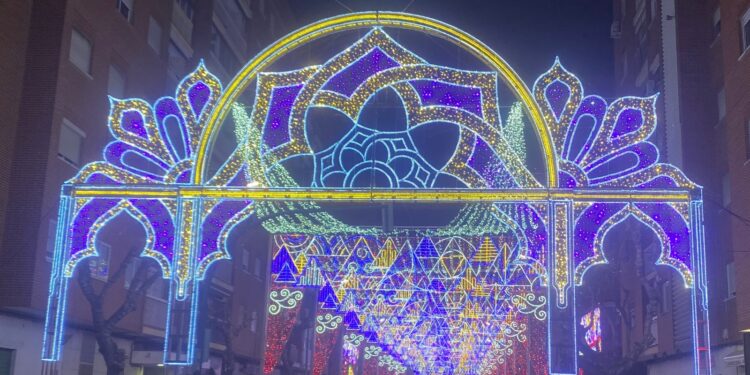 Peñaranda estrenará iluminación festiva en las Ferias y Fiestas de agosto con un nuevo arco decorativo en la plaza de la Constitución