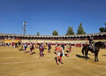 El rejoneador Sergio Pérez de Gregorio y el cantalpinés Ismael Martín salen en hombros tras el festejo celebrado en Peñaranda