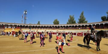 El rejoneador Sergio Pérez de Gregorio y el cantalpinés Ismael Martín salen en hombros tras el festejo celebrado en Peñaranda