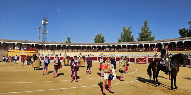 El rejoneador Sergio Pérez de Gregorio y el cantalpinés Ismael Martín salen en hombros tras el festejo celebrado en Peñaranda