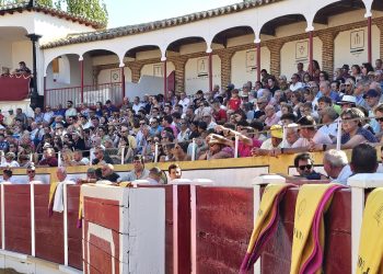 El rejoneador Sergio Pérez de Gregorio y el cantalpinés Ismael Martín salen en hombros tras el festejo celebrado en Peñaranda