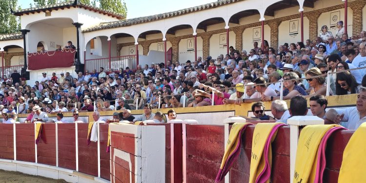 El rejoneador Sergio Pérez de Gregorio y el cantalpinés Ismael Martín salen en hombros tras el festejo celebrado en Peñaranda
