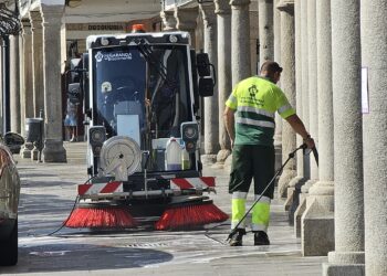 Manos a la obra en Peñaranda para eliminar la suciedad en las columnas, soportales y pavimento del Conjunto Histórico