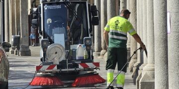 Manos a la obra en Peñaranda para eliminar la suciedad en las columnas, soportales y pavimento del Conjunto Histórico