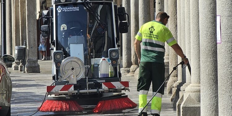 Manos a la obra en Peñaranda para eliminar la suciedad en las columnas, soportales y pavimento del Conjunto Histórico