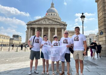 La familia de la atleta Lorena Martín le dará ánimos en el estadio olímpico y luce en París la bandera del diario digital A TIEMPO