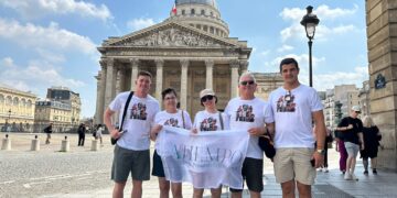 La familia de la atleta Lorena Martín le dará ánimos en el estadio olímpico y luce en París la bandera del diario digital A TIEMPO