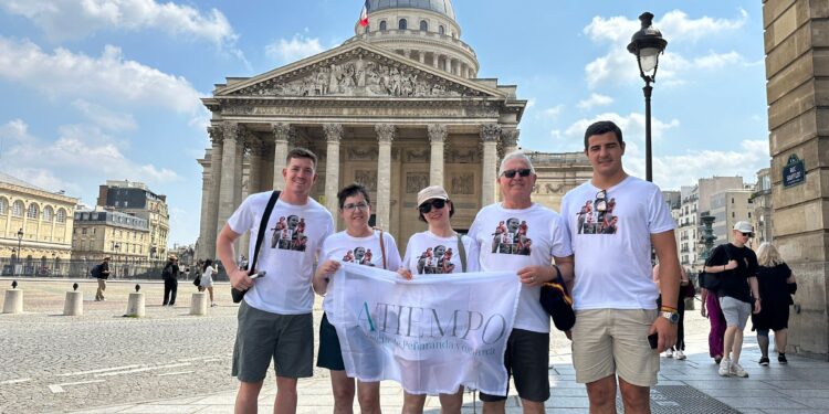 La familia de la atleta Lorena Martín le dará ánimos en el estadio olímpico y luce en París la bandera del diario digital A TIEMPO
