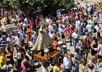 Macotera vive su día más esperado del año y se echa a la calle con los brazos en alto para bailar sin descanso ante San Roque