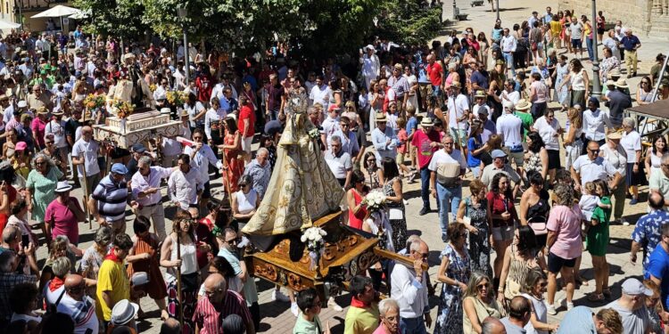 Macotera vive su día más esperado del año y se echa a la calle con los brazos en alto para bailar sin descanso ante San Roque