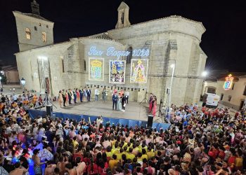 Explosión festiva en Macotera con cientos de peñistas llenando de colorido la calle y con la brillante coronación de la corte de honor