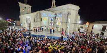 Explosión festiva en Macotera con cientos de peñistas llenando de colorido la calle y con la brillante coronación de la corte de honor