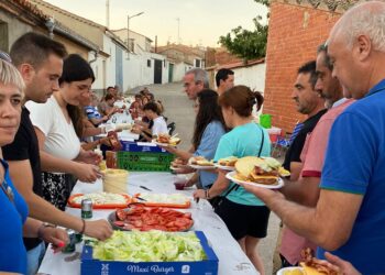 Mancera de Abajo comparte una «hamburguesada» popular con el reparto de 270 unidades entre vecinos del pueblo y visitantes