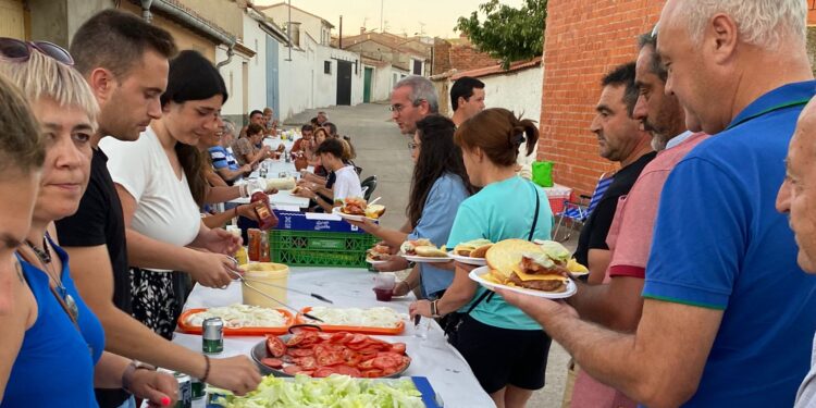Mancera de Abajo comparte una «hamburguesada» popular con el reparto de 270 unidades entre vecinos del pueblo y visitantes