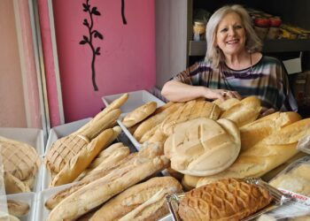 María Teresa Madrid vive hoy su último día de trabajo al frente de su panadería en Peñaranda: «mi mayor satisfacción es que mi hija toma el relevo y que no se cierra otro negocio de barrio»