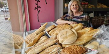 María Teresa Madrid vive hoy su último día de trabajo al frente de su panadería en Peñaranda: «mi mayor satisfacción es que mi hija toma el relevo y que no se cierra otro negocio de barrio»