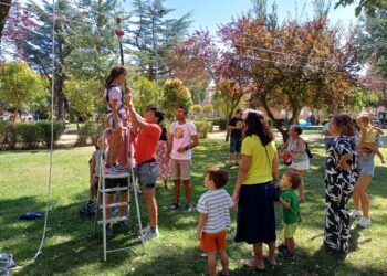 Asociaciones y clubes muestran su labor en Peñaranda en una entretenida mañana con público familiar en el parque Los Jardines
