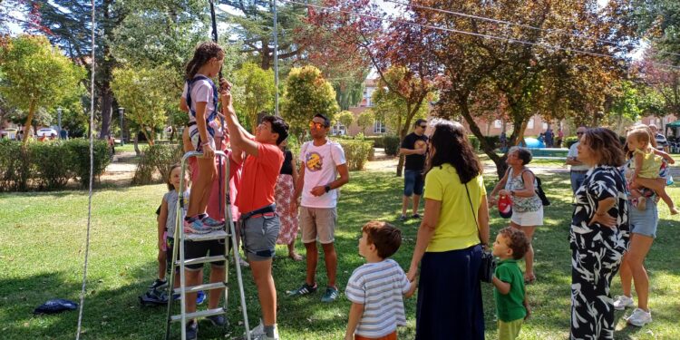 Asociaciones y clubes muestran su labor en Peñaranda en una entretenida mañana con público familiar en el parque Los Jardines