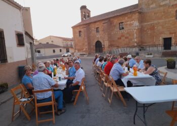 Vecinos y amigos de Moríñigo ponen el broche a tres jornadas de convivencia con una animada cena en la plaza Santos Palomero