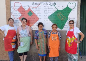 Mujeres de Moríñigo muestran una vez más su faceta creativa y realizan nuevos elementos decorativos para el pueblo