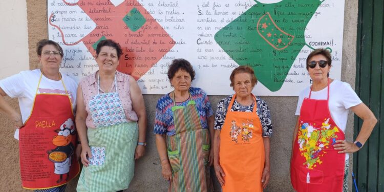 Mujeres de Moríñigo muestran una vez más su faceta creativa y realizan nuevos elementos decorativos para el pueblo