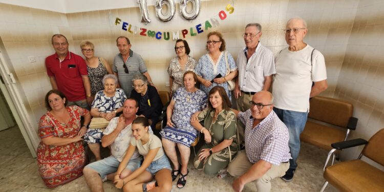 La paradinense Nicolasa Hernández García se convierte en nueva centenaria de la provincia y lo celebra junto a sus sobrinos