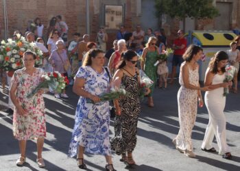 Multitudinaria ofrenda floral en Cantalpino a la patrona de la villa, la Virgen de la Asunción, y este año a ritmo de las dulzainas