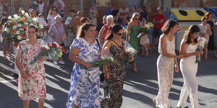 Multitudinaria ofrenda floral en Cantalpino a la patrona de la villa, la Virgen de la Asunción, y este año a ritmo de las dulzainas