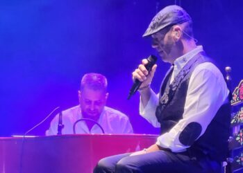 Paco Candela se «sienta a la vera» del público en Peñaranda y le conquista con sus grandes éxitos en el primer concierto de ferias