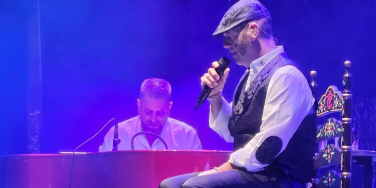 Paco Candela se «sienta a la vera» del público en Peñaranda y le conquista con sus grandes éxitos en el primer concierto de ferias