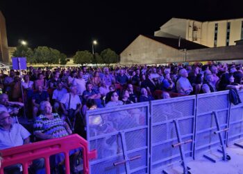 Paco Candela se «sienta a la vera» del público en Peñaranda y le conquista con sus grandes éxitos en el primer concierto de ferias