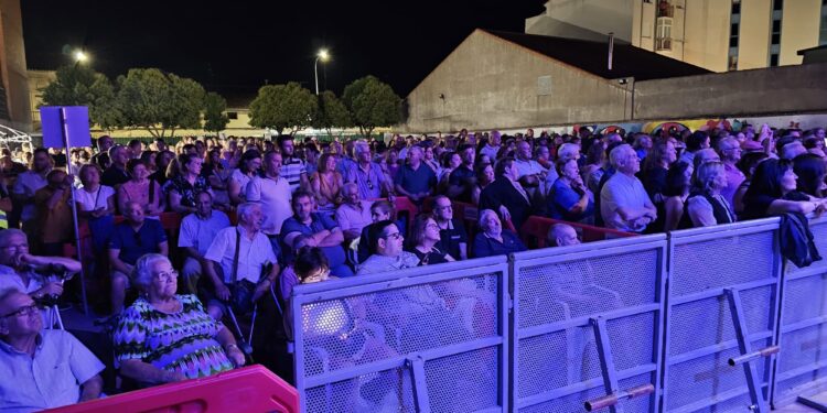 Paco Candela se «sienta a la vera» del público en Peñaranda y le conquista con sus grandes éxitos en el primer concierto de ferias