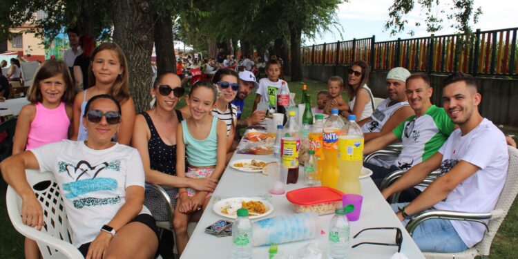 Babilafuente afronta ya la recta final de sus fiestas y comparte una gran paella popular con más de medio millar de raciones