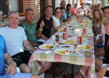 650 raciones de paella en la recta final de las fiestas de Villaflores con la presencia de la diputada provincial del PSOE Carmen Ávila