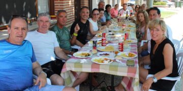 650 raciones de paella en la recta final de las fiestas de Villaflores con la presencia de la diputada provincial del PSOE Carmen Ávila