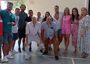 El pabellón de Paradinas de San Juan recibe a los mayores de la localidad en la celebración de una comida de confraternidad