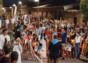 Multitudinario recibimiento a la Virgen del Hinojal en Paradinas de San Juan con niños y mayores mostrando su fervor a la patrona