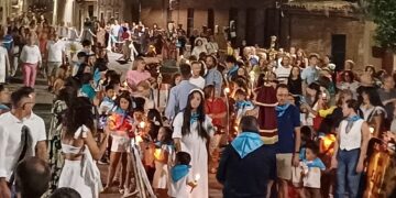 Multitudinario recibimiento a la Virgen del Hinojal en Paradinas de San Juan con niños y mayores mostrando su fervor a la patrona