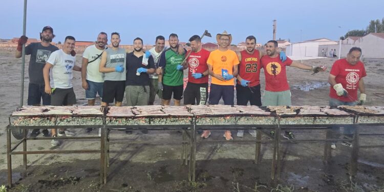 Paradinas de San Juan vive sus fiestas en honor de la Virgen del Hinojal y sus vecinos disfrutan de una gran parrillada popular