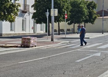Una mujer herida en un pie en el paso de peatones de la calle del Carmen en Peñaranda en un incidente con una carretilla elevadora