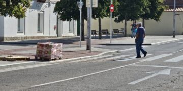 Una mujer herida en un pie en el paso de peatones de la calle del Carmen en Peñaranda en un incidente con una carretilla elevadora