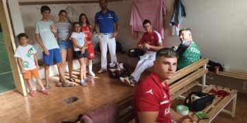 Niños y niñas de Cantalpino participan en un interesante taller de iniciación a la pelota a mano impartido por el club Las Villas