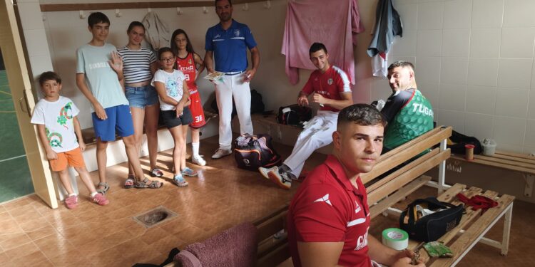 Niños y niñas de Cantalpino participan en un interesante taller de iniciación a la pelota a mano impartido por el club Las Villas